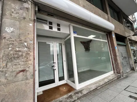 Local Comercial En Buen Estado Con Amplio Escaparate En Zona Ayuntamiento