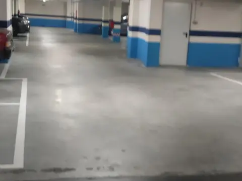 Céntrica Parcela De Garaje Con Trastero Para Coche Grande
