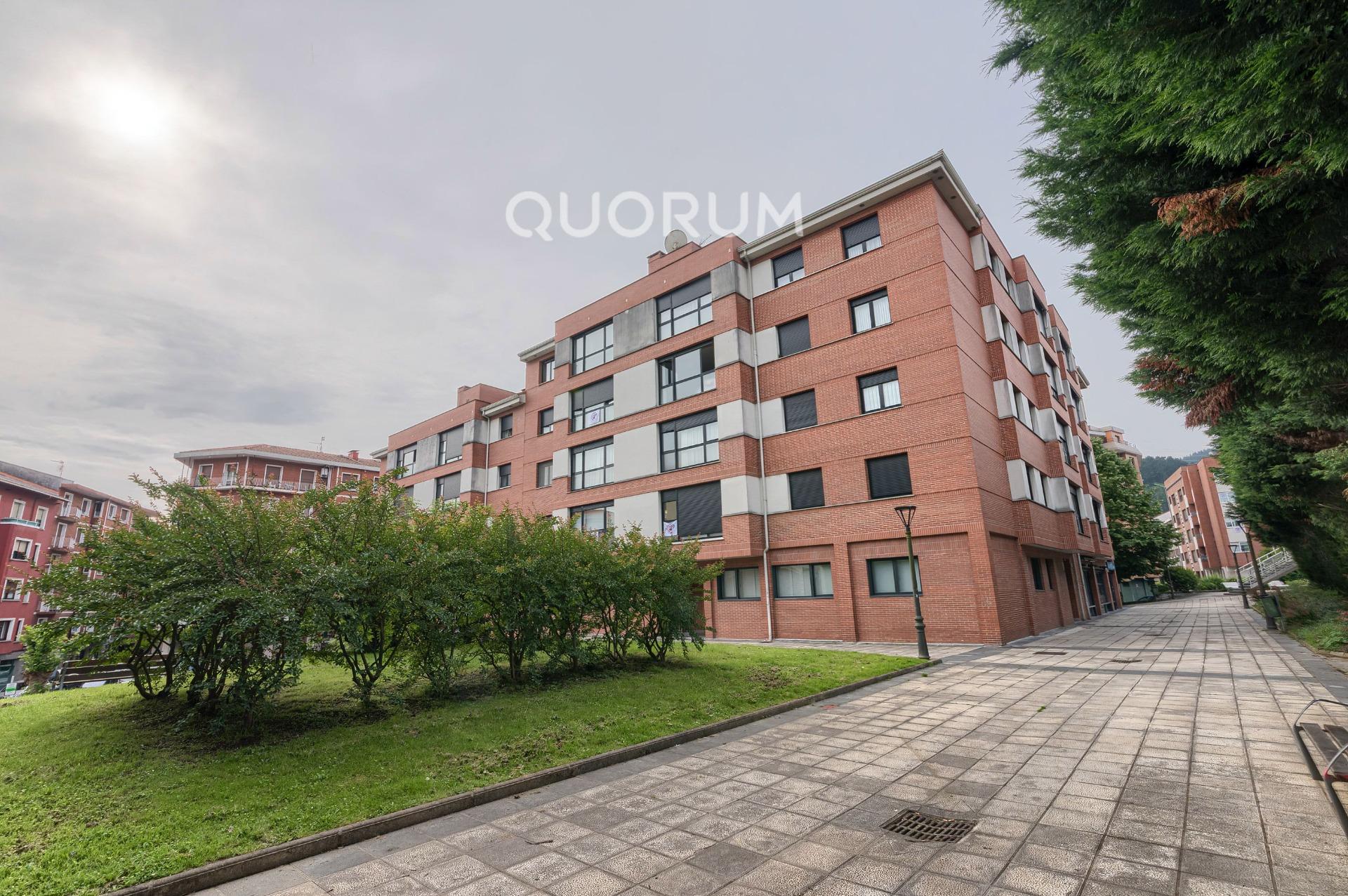 Amplio Piso De 3 Dormitorios y 2 Baños Con Parcela de Garaje y Trastero Incluidos En Arrigorriaga