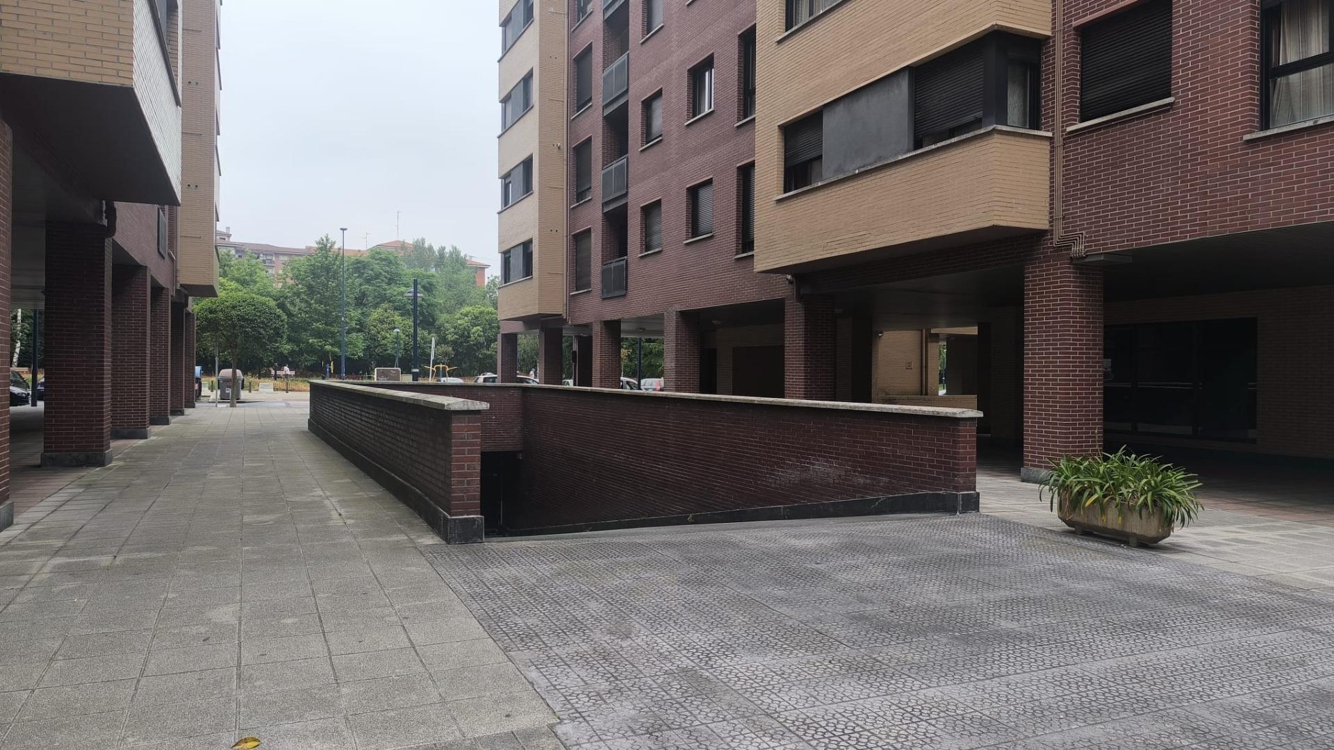 Se Vende Parcela De Garaje Para Coche Grande En Etxebarri