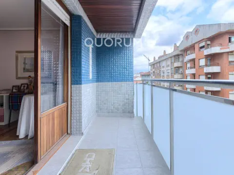 PISAZO De 5 Dormitorios y 2 Baños Con Ascensor Cota Cero y Balcón En Pleno Centro de Basauri