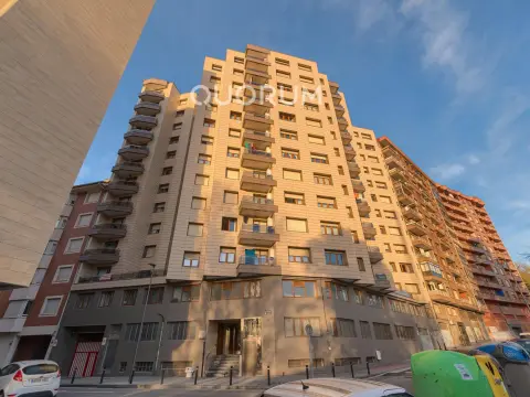 Piso Amplio y Luminoso De 3 Dorm. y 2 Baños Con Parcela de Garaje y Trastero Incluidos y Ascensor Cota 0 En Zona Ariz