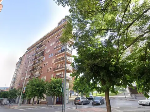 Amplio Piso De 3 Dormitorios Con Ascensor y 2 Balcones En Zona Céntrica de Galdakao