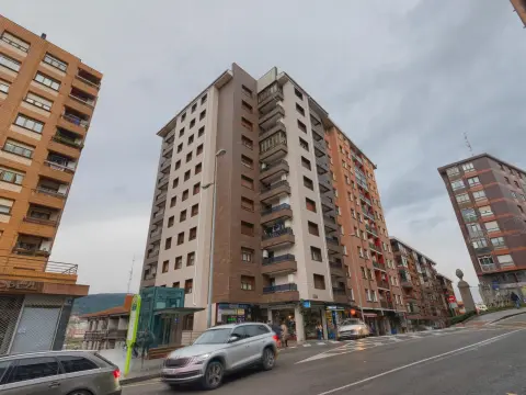 Piso Amplio De 3 Dorm. Con Ascensor Cota Cero y Balcón Con Fachada Ventilada En Zona Burros
