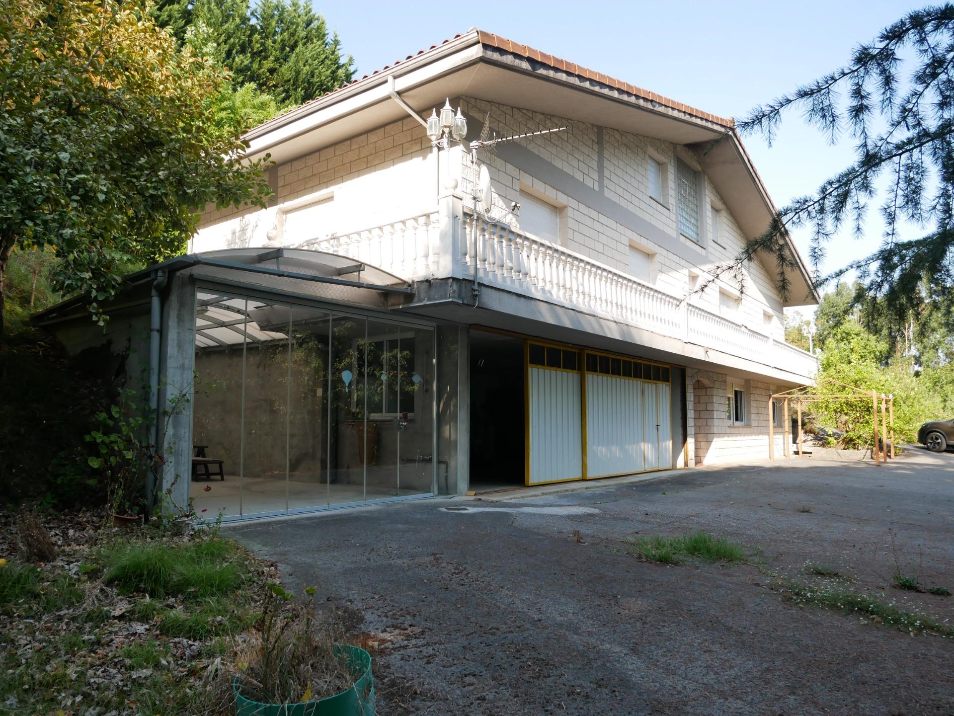 Espectacular Casa Independiente en las faldas de Ganekogorta con 6 Dorm., 2 salones, 2 cocinas, 4 baños completos, trastero, balcón, terraza y amplio garaje para dos vehículos