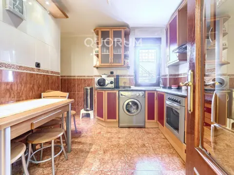 Amplio Piso con Gran Altura y Luminoso De 4 Dormitorios Con Balcón, Ascensor y Garaje y Trastero incluidos en Zona Txurdinaga