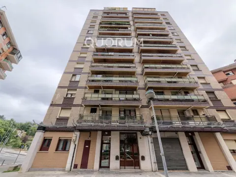 Amplio Piso De 3 Dormitorios y 2 Baños Con Amplio Balcón y Ascensor Cota Cero En Zona San Miguel