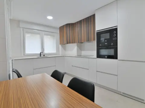 Vivienda Con Ascensor De 3 Habitaciones Y Balcón en Zuazaurre