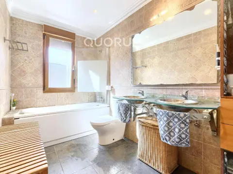 Ubicación de prestigio para un estilo de vida incomparable. Junto al BEC. Gran inversión personal y económica. Elegante vivienda de 3 dormitorios, con posibilidad de 2 baños. Inmejorables comunica