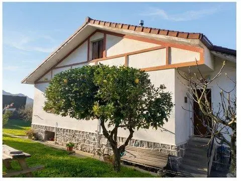 Precioso Chalet De 5 Dorm. y 3 Baños Con Terreno De 250m² En Zaratamo