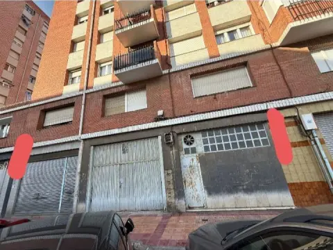 ¡OPORTUNIDAD EN ARTEAGABEITIA, CALLE ECONOMÍA! Local polivalente de 186 m². Oficina + almacén con vestuario. Con rampa para vehículos. Exterior. 9 m lineales de fachada.
