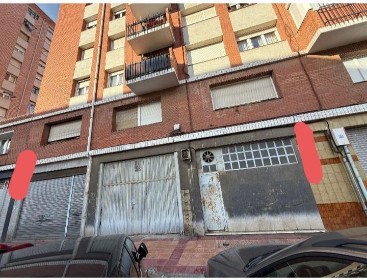 ¡OPORTUNIDAD EN ARTEAGABEITIA, CALLE ECONOMÍA! Local polivalente de 186 m². Oficina + almacén con vestuario. Con rampa para vehículos. Exterior. 9 m lineales de fachada.