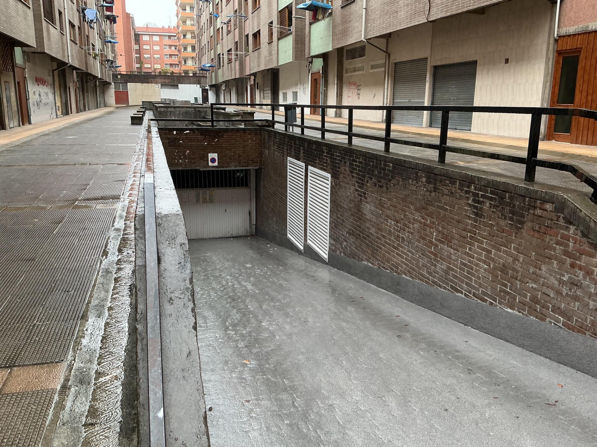 Parcela De Garaje En Alquiler En El Centro Galdakao