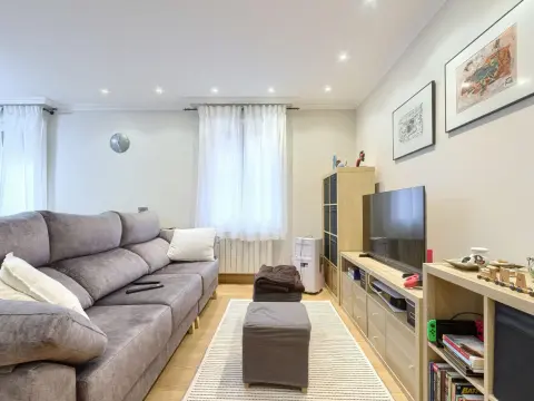 Precioso Piso Reformado De 2 Dormitorios En Zona Basozelai
