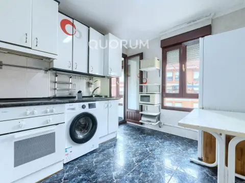Piso Luminoso Con Vistas Despejadas De 3 Dormitorios Con Balcón y Orientación Sur En Zona Basozelai