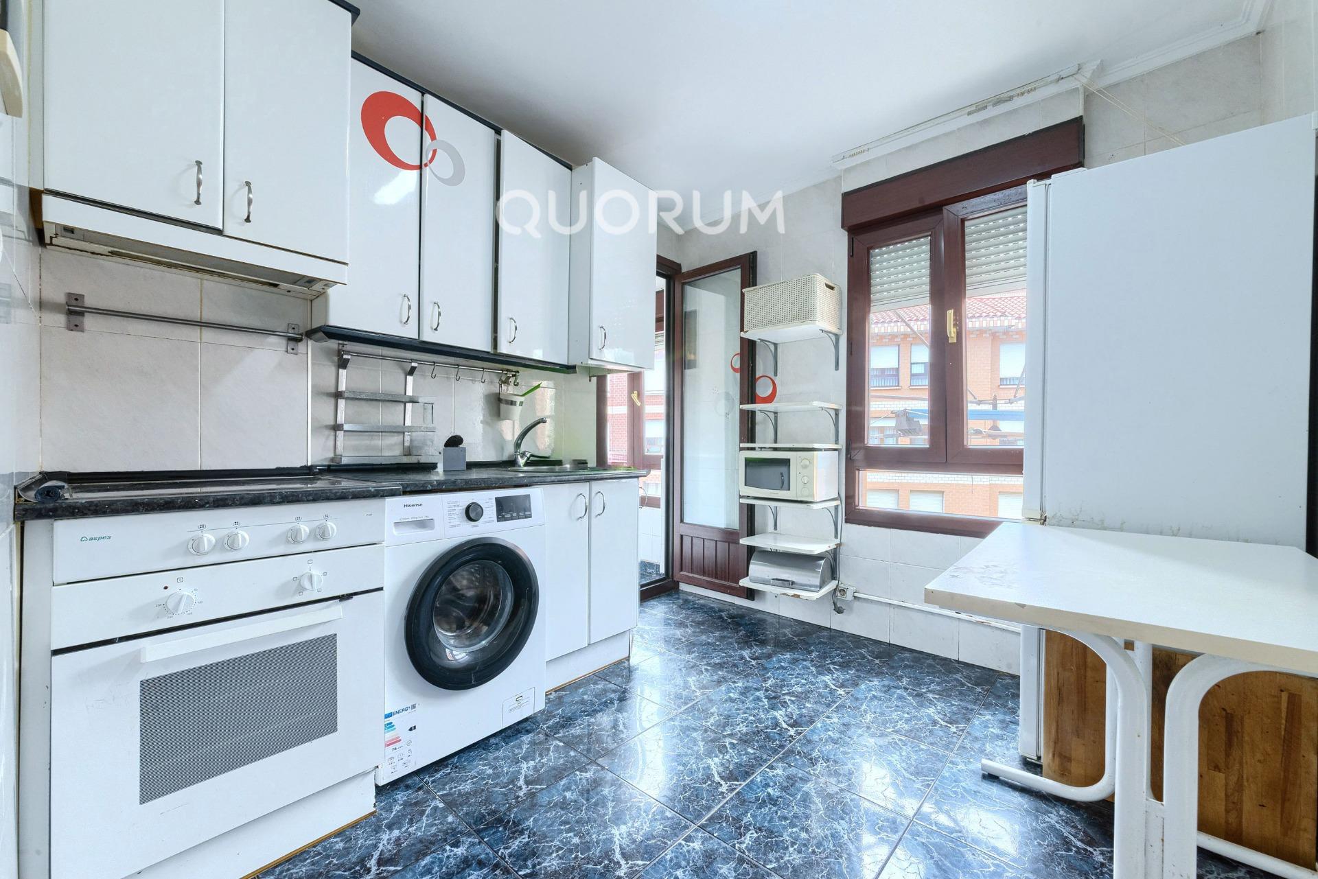 Piso Luminoso Con Vistas Despejadas De 3 Dormitorios Con Balcón y Orientación Sur En Zona Basozelai