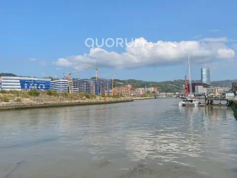 Vivienda única e inusual por su tipología y entorno. Dúplex de 3 dormitorios y 2 baños, con balcón y despensa-trastero. Frente a la ría. Para entrar a vivir.