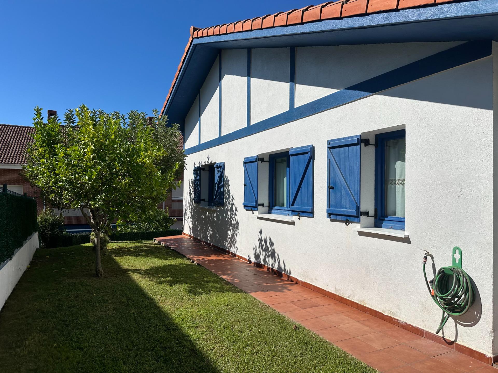 Chalet Independiente Con Jardin Privado En zona Residencial