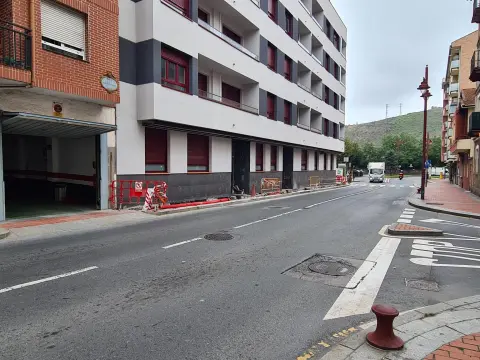 Solución a tu problema de aparcamiento. 2 plazas de garaje contiguas, a la venta en Lutxana. Posibilidad de comprar por separado.