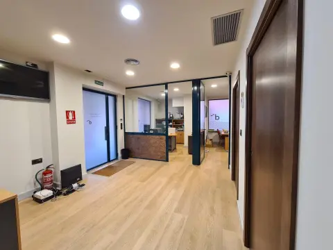 Oficina en alquiler, reformada íntegramente por interioristas. Con 4 despachos, almacén y baño adaptado. Junto al centro de Barakaldo y el BEC. Acceso directo a A-8. Aire acondicionado.