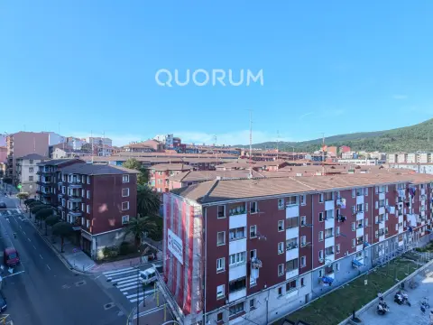 Piso Luminoso Para Entrar a Vivir De 2 Dormitorios Con Balcón, Camarote Bajo Cubierta y Ascensor Cota 0 En Zona Ariz