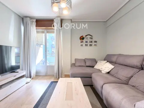 Piso Luminoso y Reformado De 2 Dormitorios Con Ascensor Cota 0 y Balcón En Zona Centro