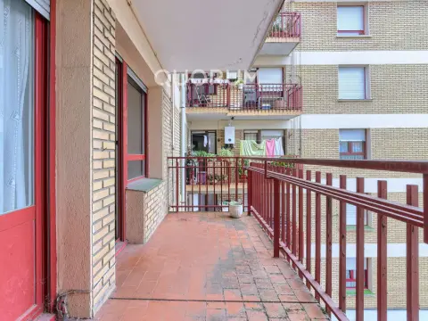 Piso Amplio, Exterior y Luminoso De 3 Dorm. Con Ascensor, Amplio Balcón, 2 Trasteros y 2 Plazas De Garaje Opcionales En Zona Centro de Arrigorriaga