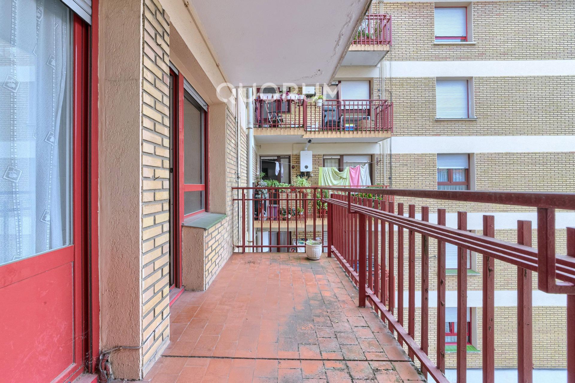 Piso Amplio, Exterior y Luminoso De 3 Dorm. Con Ascensor, Amplio Balcón, 2 Trasteros y 2 Plazas De Garaje Opcionales En Zona Centro de Arrigorriaga